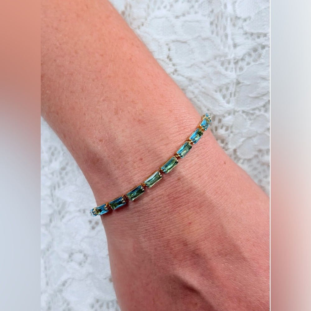 Oshena Jewelry
RADIANCE TENNIS BRACELET
Gold plated 
Color: Aqua